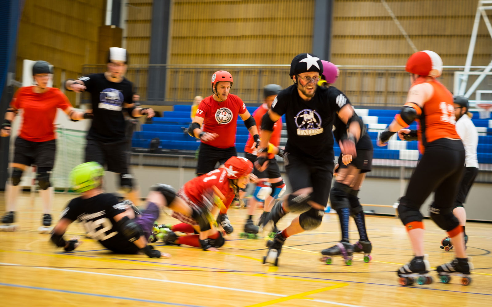 Fujitsu-töötaja-Roller-Derby-võistlustel