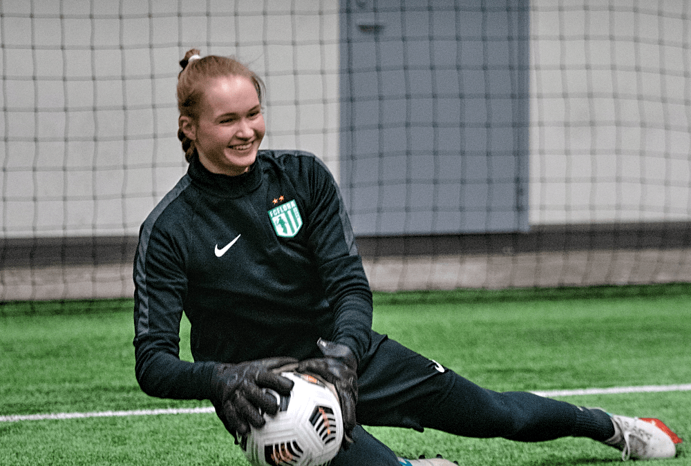 Tatjana Levizi väravas 1000x675px Tatjana Levizi jalgpalli väravavahina palli püüdmas